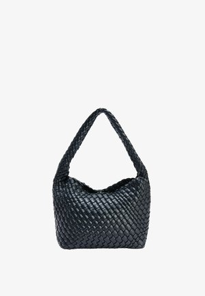 Schwarze gewebte Ledertasche mit einem einzelnen, breiten geflochtenen Schulterriemen, vor weißem Hintergrund gezeigt.