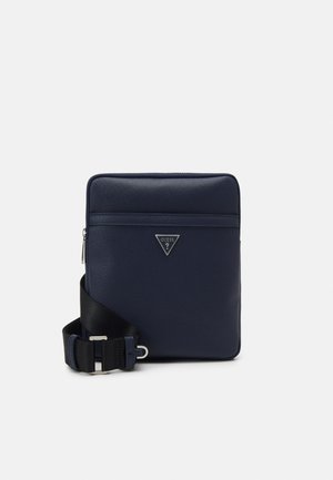 Sac bandoulière en cuir bleu marine avec une finition texturée, de forme rectangulaire, avec des accessoires en métal argenté et une sangle ajustable. Présente une plaque logo.