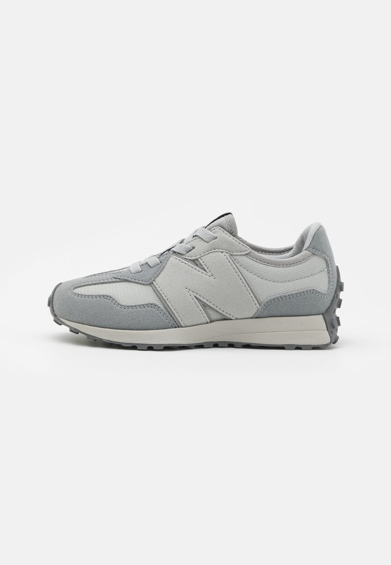 Sapatos de corrida para homens com um cabedal em suede e malha cinza claro, sola em borracha texturizada cinza e um detalhe de logótipo em destaque na lateral.