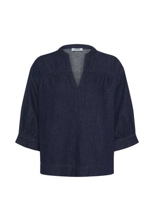 Tamsiai mėlynas džinsinis bliuzonas su trimis ketvirtadalio ilgio pūstomis rankovėmis ir V formos iškirpte, su subtiliais raukšlėmis ant pečių ir rankogalių.