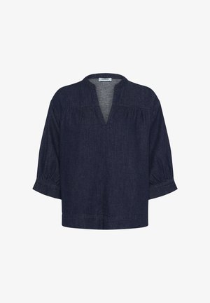 Temno modra denim bluza s trojčetrtinskimi napihnjenimi rokavi in V-ščitom, ki se ponaša z diskretnimi naborki na rami in manšetah.