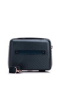 Zwarte tas met een gestructureerd oppervlak en diagonale groeven, met een glad zwart accentpaneel, roségouden hardware en een afneembare schouderband.