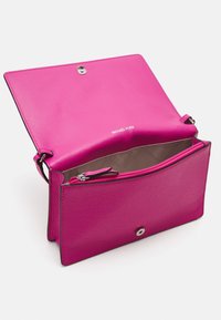 MICHAEL Michael Kors JET SET FLAP XBODY - Borsa a tracolla - cerise