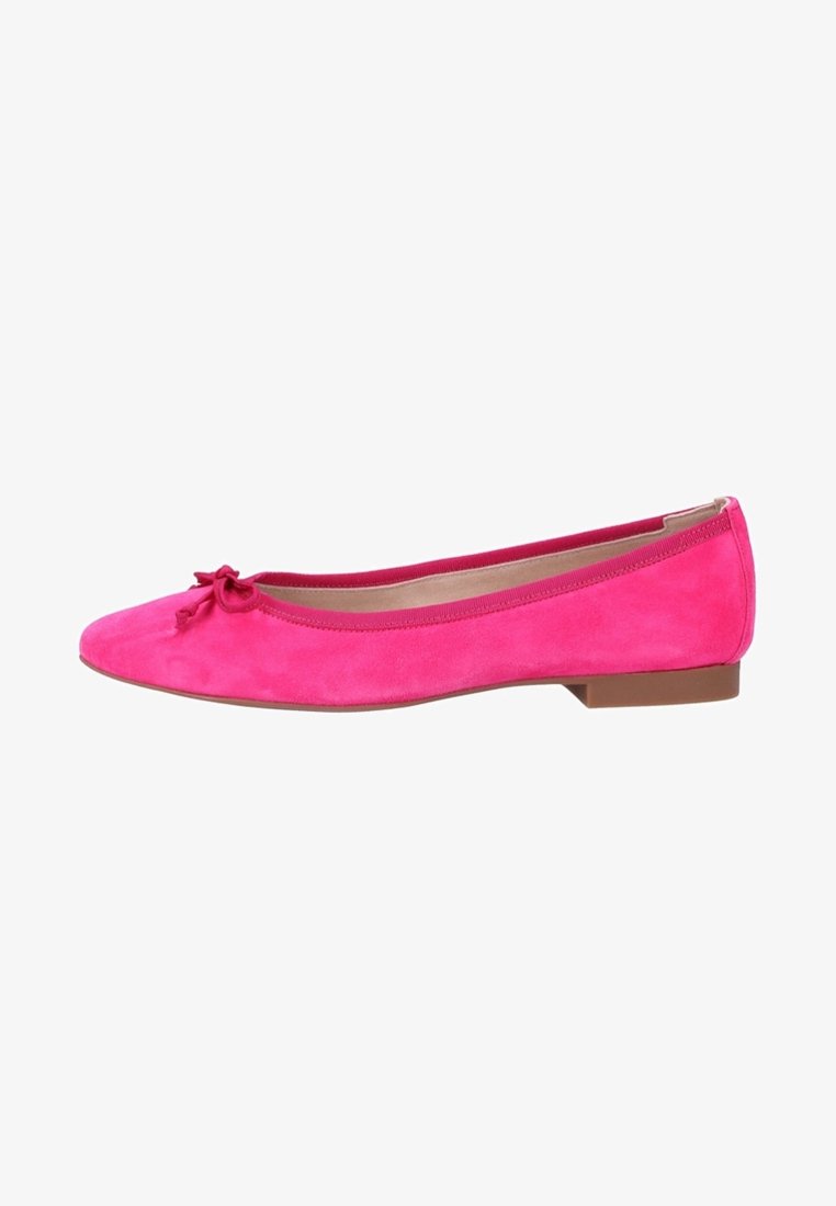 Ballerine en daim rose avec un petit nœud sur le bout, forme arrondie et petit talon marron. Texture lisse et design minimaliste.