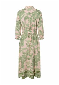 Bloemmotief jurk in zachtroze met groene bladeren. Heeft een kraag, een ceintuur in de taille en lange elastische mouwen.