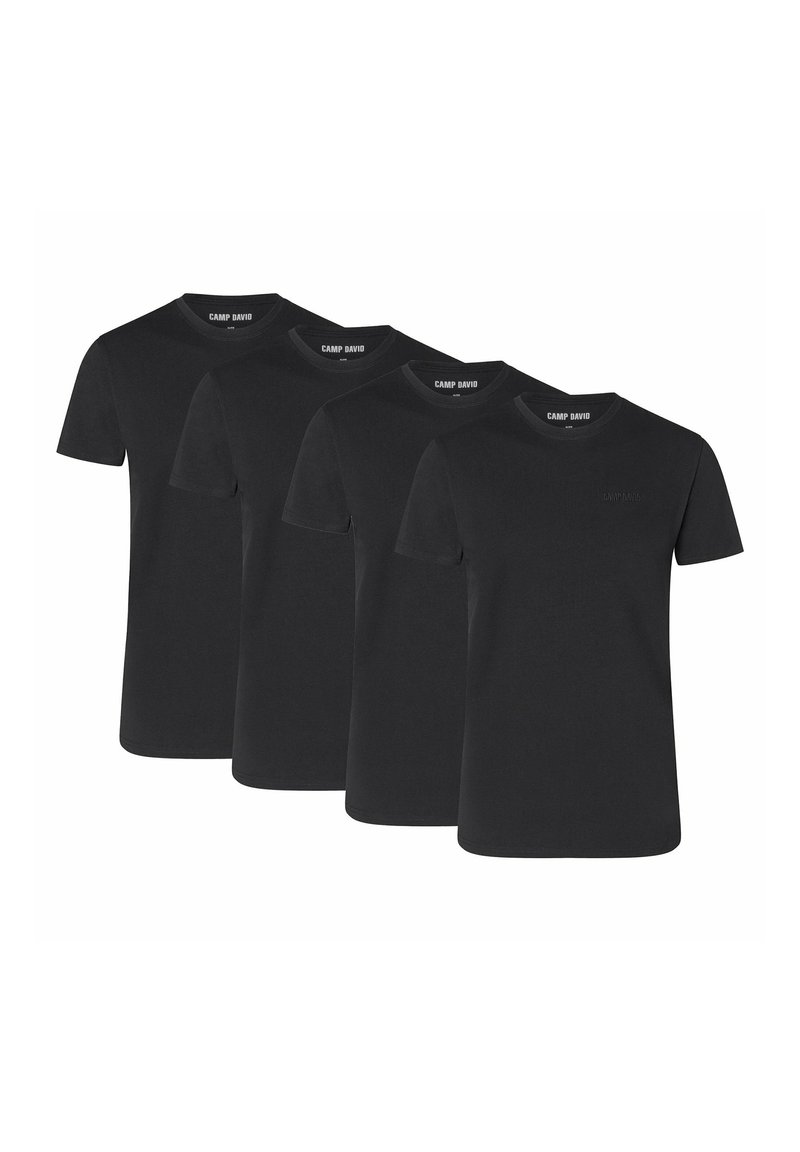 Fire sorte bomulds t-shirts udstillet. Rund hals, korte ærmer og subtilt brandlogo på brystet. Enkel, klassisk design og tekstur.