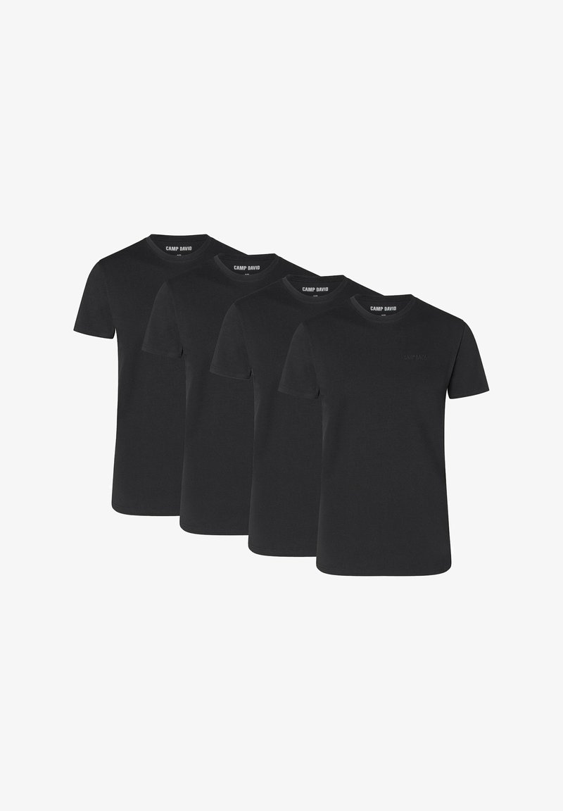 Fire sorte bomulds t-shirts udstillet. Rund hals, korte ærmer og subtilt brandlogo på brystet. Enkel, klassisk design og tekstur.