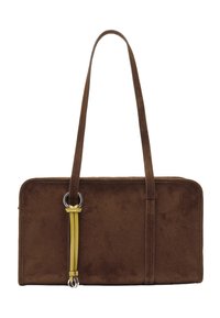 Brązowa zamszowa torba o prostokątnym kształcie, z dwiema długimi rączkami i żółtym akcentującym paskiem zabezpieczonym metalowym pierścieniem. Gładka tekstura z minimalnymi detalami.