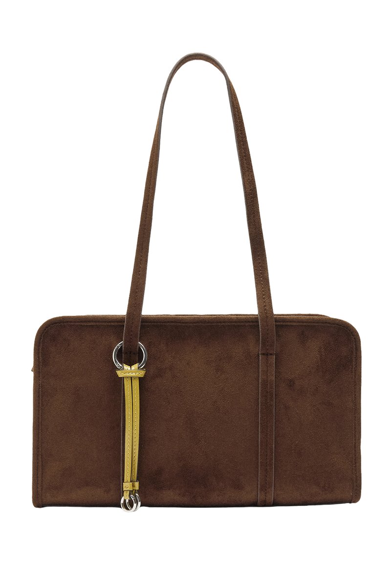 Brązowa zamszowa torba o prostokątnym kształcie, z dwiema długimi rączkami i żółtym akcentującym paskiem zabezpieczonym metalowym pierścieniem. Gładka tekstura z minimalnymi detalami.