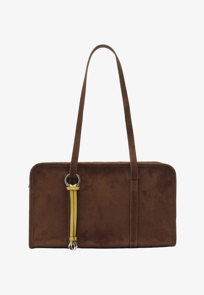 Brązowa zamszowa torba o prostokątnym kształcie, z dwiema długimi rączkami i żółtym akcentującym paskiem zabezpieczonym metalowym pierścieniem. Gładka tekstura z minimalnymi detalami.