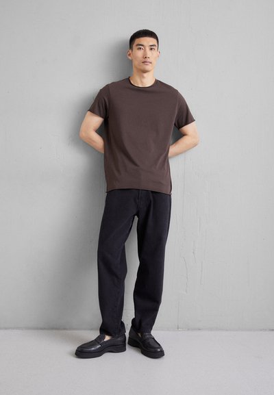 Filippa K ROLL NECK TEE - Basic póló - dark choco