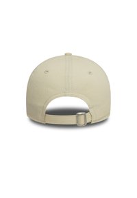 Beige baseballcap med buet brem, teksturert bomullsstoff, sydd ventilasjon og justerbar bakre rem med metallspenne.