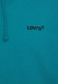 Felpa color teal realizzata in morbido tessuto, con un cordino e un logo Levis nero sul petto, caratterizzata da una texture liscia e uniforme.