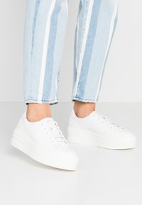 Tamaris Trainers - white