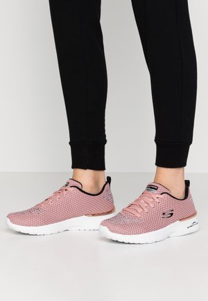 Lichtroze mesh sneakers met witte zolen, voorzien van een rosegouden accent, zwarte afwerking en veters, ontworpen voor comfort en ademend vermogen.