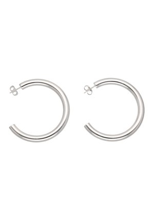 Stel gepolijste zilveren creolen met pen en vlinderachterkanten, weergegeven tegen een witte achtergrond.