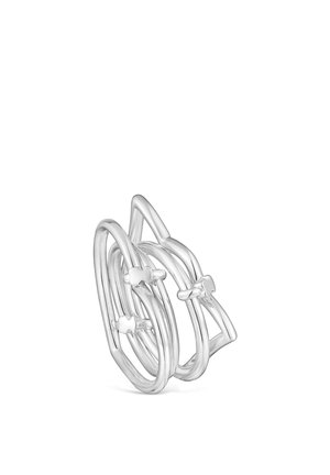 Anillo geométrico de plata con múltiples bandas entrelazadas y pequeños detalles en forma de cruz, exhibido sobre un fondo blanco.