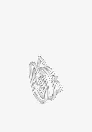 Anillo geométrico de plata con múltiples bandas entrelazadas y pequeños detalles en forma de cruz, exhibido sobre un fondo blanco.