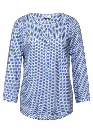 Blauw-witte blouse met lange mouwen, ronde halslijn, knopenrij aan de voorkant en geometrisch ovaal patroon.