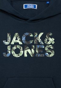 Felpa con cappuccio blu navy con il logo "JACK & JONES" in grandi lettere. Le lettere presentano un motivo di foglie tropicali in tonalità verdi e blu.