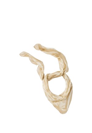 Hellbeiger Seidenschal mit dezentem Blumenmuster, locker geknotet mit zwei Enden, die auf einem weißen Hintergrund nach oben fließen.