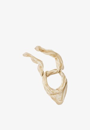 Pañuelo de seda beige claro con un sutil patrón floral, anudado de forma suelta con dos extremos que fluyen hacia arriba sobre un fondo blanco.