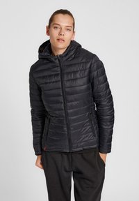 Zwarte pufferjack met een capuchon, met horizontale quilting, een ritssluiting aan de voorkant en zijzakken. Gladde, lichte stof.