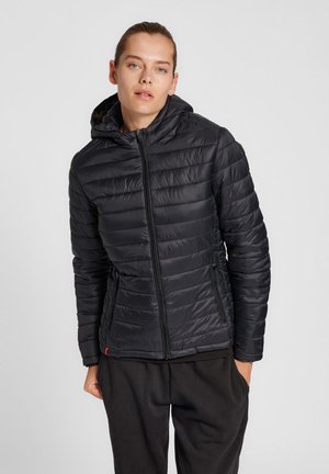 Zwarte pufferjack met een capuchon, met horizontale quilting, een ritssluiting aan de voorkant en zijzakken. Gladde, lichte stof.