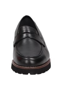 Zwarte leren instappers met een ronde neus, voorzien van een voorpandontwerp, een stevige zool met een gestructureerde afwerking en gestikte accenten.