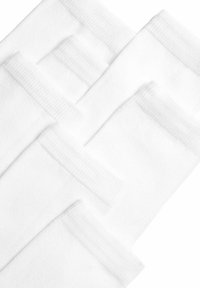 Hvide bomuldsokker arrangeret i en stablet position, med ribbede kanter og en glat tekstur. Hver par er ensartet formet og størrelse.