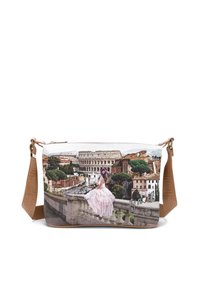 Borsa a tracolla stampata con un paesaggio di Roma, con una silhouette in tulle rosa pallido. Dettagli in una tracolla texturizzata marrone e chiusura con zip.