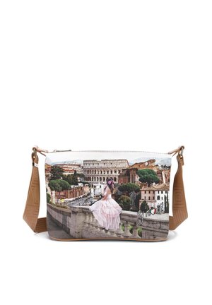 Borsa a tracolla stampata con un paesaggio di Roma, con una silhouette in tulle rosa pallido. Dettagli in una tracolla texturizzata marrone e chiusura con zip.