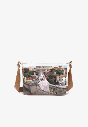 Borsa a tracolla stampata con un paesaggio di Roma, con una silhouette in tulle rosa pallido. Dettagli in una tracolla texturizzata marrone e chiusura con zip.