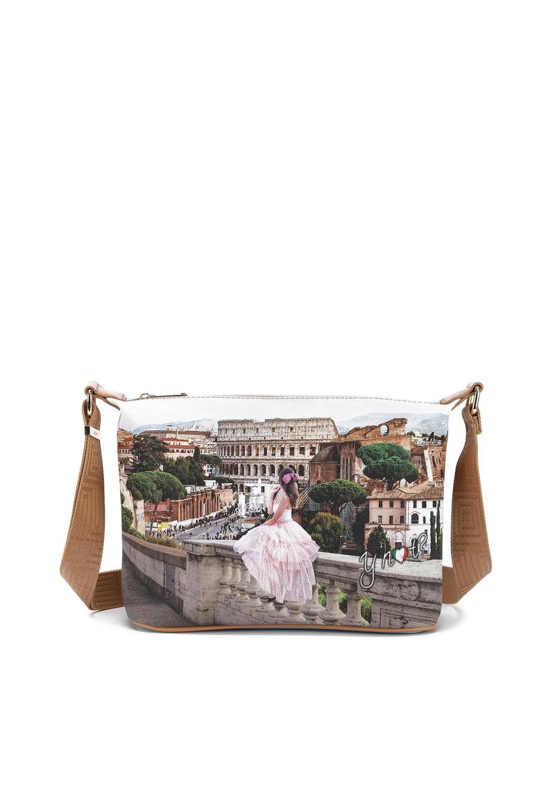 Borsa a tracolla stampata con un paesaggio di Roma, con una silhouette in tulle rosa pallido. Dettagli in una tracolla texturizzata marrone e chiusura con zip.