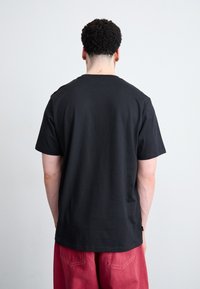 Timberland FRONT BOOT GRAPHIC TEE - Apdrukāts T-krekls - black