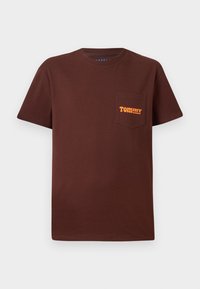 Tricou din bumbac maro cu mâneci scurte, având un buzunar pe piept și logo-ul portocaliu "TOMMY jeans" pe buzunar. Design clasic cu guler rotund.