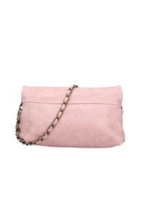 Clutch bag in suede rosa con tracolla a catena, forma rettangolare, texture morbida e dettagli cuciti lungo il bordo superiore.