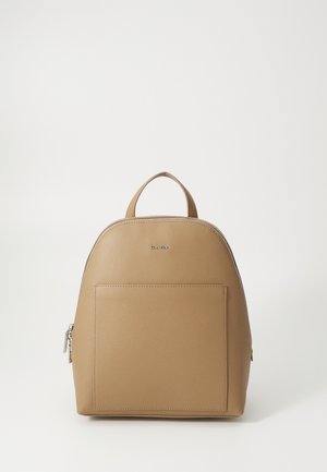 Beige Faux-Leder-Rucksack mit runder Form, ausgestattet mit einer Fronttasche, einem oberen Griff und silbernen Hardware-Details.
