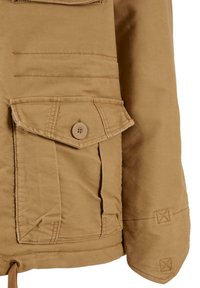 Chaqueta caqui con un bolsillo de solapa abotonado, tejido suave, costuras detalladas y un dobladillo con cordón y acentos de puntada cruzada.