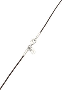 Bruine koordketting met een zilveren karabijnsluiting, metalen accenten en een label met "925" dat het gehalte aan sterlingzilver aangeeft.