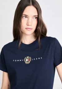 Tommy Jeans CREST LINEAR TEE - Apdrukāts T-krekls - dark night navy