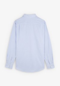 Cămașă lungă cu mâneci din material albastru deschis, cu model în carouri, cu manșete cu nasturi, guler standard și două pliuri la spate pentru o ajustare mai bună. Material din bumbac.