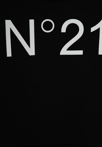 Felpa nera con grande scritta bianca "N°21" centrata sul davanti. Il materiale sembra morbido e dalla texture liscia.