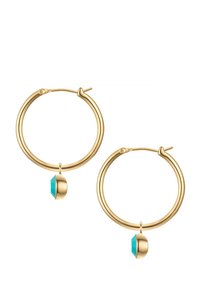 Pendientes de aro de oro con un diseño suave y redondo. Cada uno cuenta con un colgante de piedra turquesa con una forma geométrica.