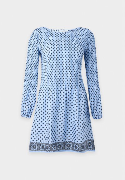 Robe bleu clair à manches longues avec petits motifs losanges noirs et bordure florale noire à l'ourlet, cintrée à la taille.