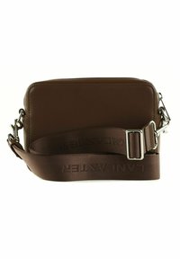 Borsa a tracolla in pelle marrone con una texture liscia, forma rettangolare, accessori in argento e una spalla in tessuto spesso e stampato.