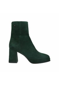 Groene suède enkelboot met een chunky hoge hak, een ronde neus en een zijknopaccent. Glad textuur en een strakke, moderne uitstraling.