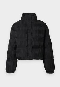 Μαύρο κοντό μπουφάν puffer με υφή ραβδώσεων. Διαθέτει ψηλό γιακά και φερμουάρ μπροστά. Μακριά, φαρδιά μανίκια.