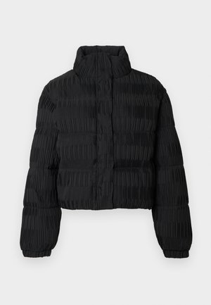 Doudoune courte noire avec un tissu texturé et ondulé. Elle présente un col montant et une fermeture éclair à l'avant. Manches longues et volumineuses.