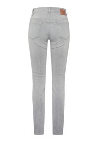 Grijze spijkerbroek met een aangesloten design, voorzien van twee achterzakken en een bruine labelpatch op de tailleband. Glad materiaal, reguliere lengte.